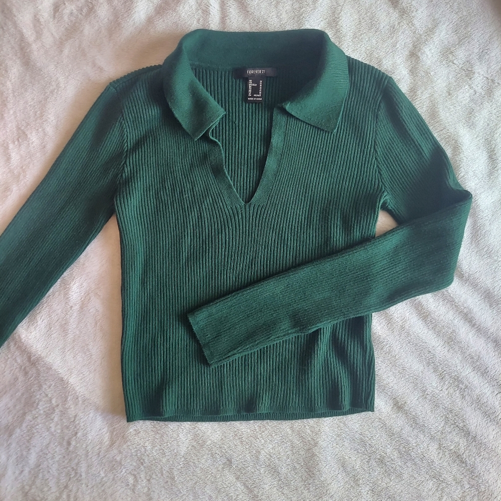 Forever 21 Green V-Neck Cropped Sweater with Ribbed Cuffs